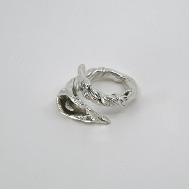 Anillo statement Lirio con flor de lirio grande en plata de ley