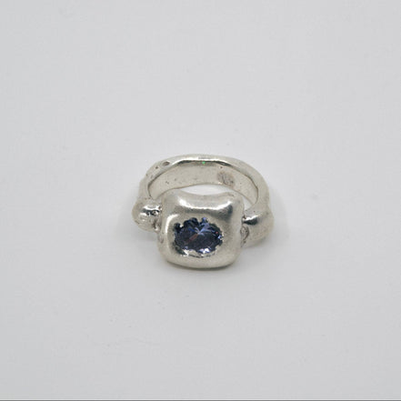 Anillo Sugus Lavanda con circonita cúbica ovalada lavanda