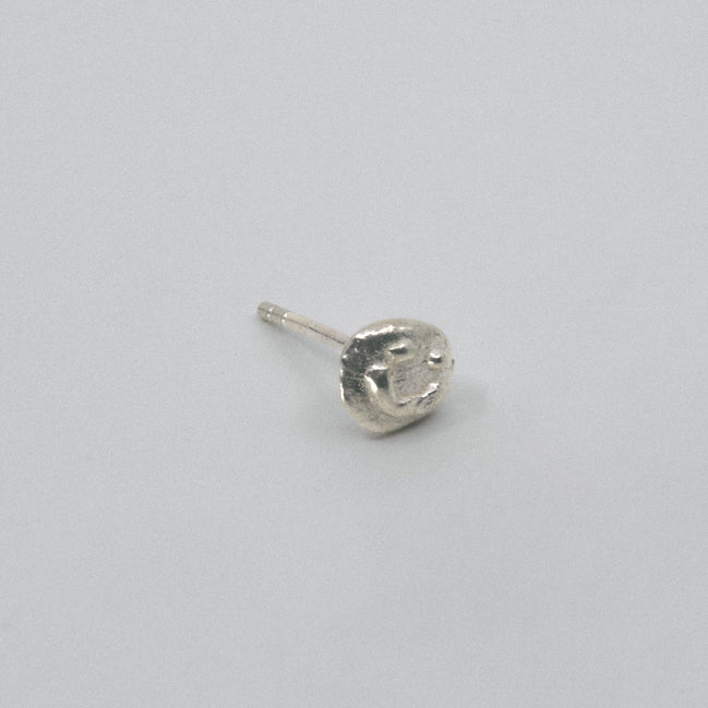 Pendiente stud Japi con forma de carita feliz en plata de ley