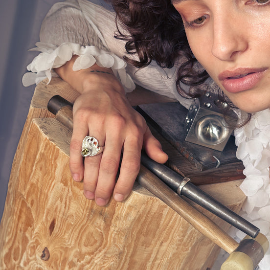 Retrato trabajo lastra anillo ocaso