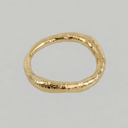 Simplemente un anillo de oro