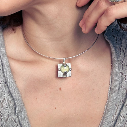 Gargantilla prenhita ·